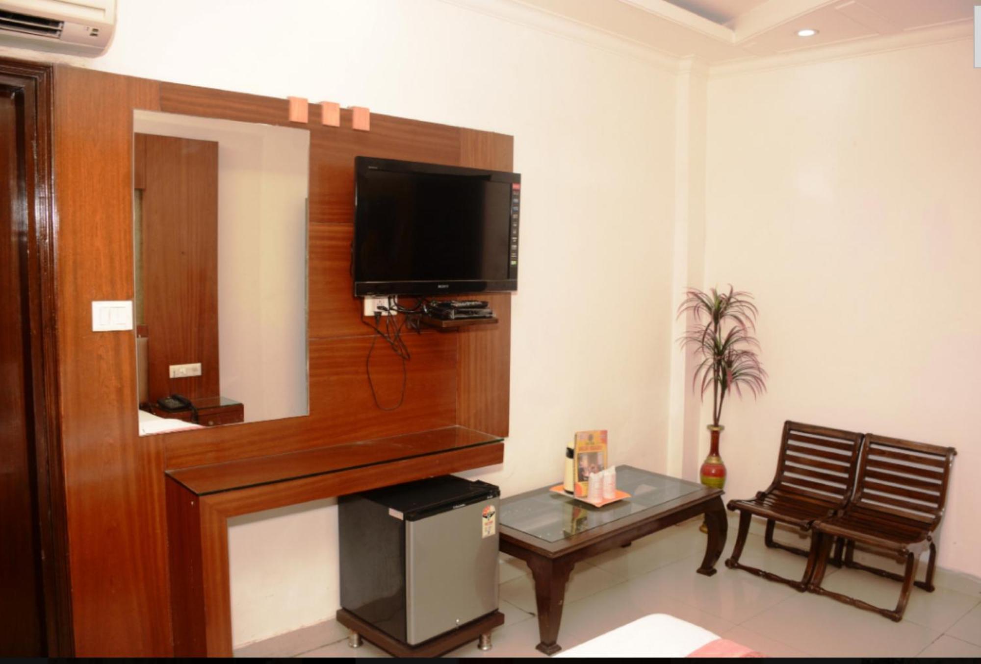 Capital O 6408 Delhi Heart Hotel New Delhi